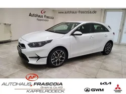 Weiss Gebraucht 2024 Kia Ceed Spirit Limousine | 23.900 € (Guter Preis)