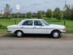 Weiß Gebraucht 1976 Mercedes E280 Limousine | 19.600 €