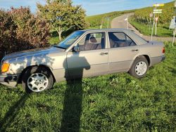 Silber Gebraucht 1990 Mercedes E260 Limousine | 6.500 €