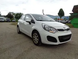Weiß Gebraucht 2014 Kia Rio Attract Limousine | 4.300 € (Guter Preis)