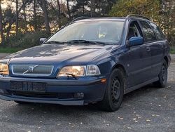 Blau Gebraucht 1999 Volvo V40 Kombi | 1.500 €
