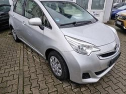 Silber Gebraucht 2015 Toyota Verso-S Cool Van / Kleinbus | 7.990 € (Fairer Preis)