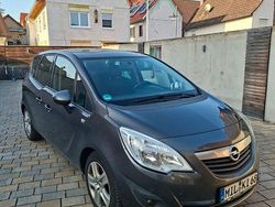Grau Gebraucht 2011 Opel Meriva Design Edition Van / Kleinbus | 4.600 € (Fairer Preis)