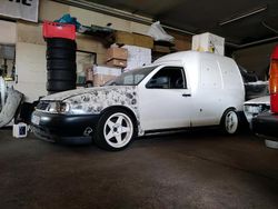 Weiß Gebraucht 2001 VW Caddy Van / Kleinbus | 2.300 €