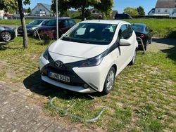 Weiß Gebraucht 2014 Toyota Aygo X-play Kleinwagen | 6.300 € (Fairer Preis)