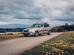 Grau Gebraucht 2015 Skoda Roomster Fresh Kombi | 10.999 € (Teuer)