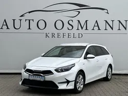 Weiß Gebraucht 2023 Kia Ceed Attract Limousine | 19.950 € (Fairer Preis)