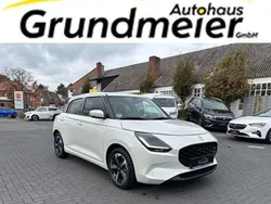 Pure white pearl metallic Neu 2024 Suzuki Swift Comfort+ Kleinwagen | 18.999 €