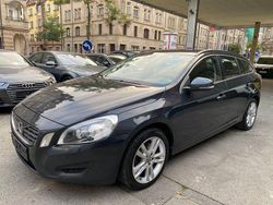 Grau Gebraucht 2013 Volvo V60 Momentum Kombi | 7.990 € (Guter Preis)
