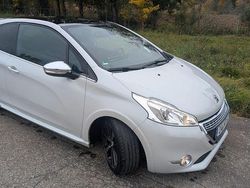 Weiß Gebraucht 2014 Peugeot 208 Kleinwagen | 8.200 € (Fairer Preis)