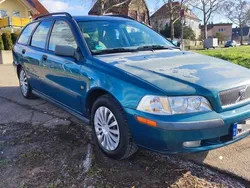 Blau Gebraucht 2001 Volvo V40 Kombi | 1.900 €