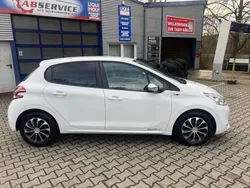 Weiß Gebraucht 2015 Peugeot 208 Style Kleinwagen | 5.999 € (Fairer Preis)