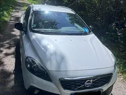 Weiß Gebraucht 2015 Volvo V40 CC Momentum Kombi | 16.500 €