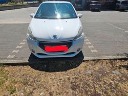 Weiß Gebraucht 2012 Peugeot 208 Active Kleinwagen | 3.000 € (Fairer Preis)