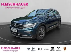 Nightshade blue metallic Gebraucht 2023 VW Tiguan Life SUV | 28.440 € (Superpreis)