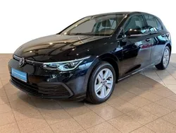 Schwarz (deep black perleffekt) Gebraucht 2020 VW Golf VIII Life Limousine | 23.331 € (Etwas zu teuer)