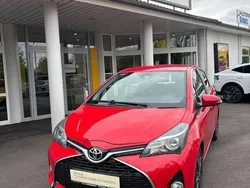 Rot Gebraucht 2016 Toyota Yaris Lounge Kleinwagen | 9.890 € (Fairer Preis)