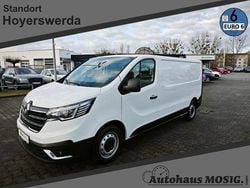 Weiß Gebraucht 2024 Renault Trafic Komfort Van / Kleinbus | 26.900 € (Etwas zu teuer)