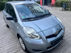 Grau Gebraucht 2010 Toyota Yaris Limousine | 3.199 € (Fairer Preis)