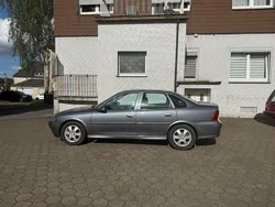 Grau Gebraucht 2001 Opel Vectra Limousine | 1.590 € (Fairer Preis)