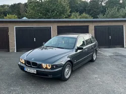 Grau Gebraucht 2000 BMW 523 Kombi | 4.000 €