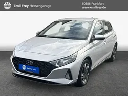 Sleek silver metallic Gebraucht 2023 Hyundai i20 Trend Kleinwagen | 17.950 € (Guter Preis)