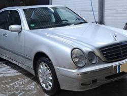 Silber Gebraucht 2000 Mercedes E200 Elegance Limousine | 4.500 € (Fairer Preis)