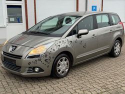 Grau Gebraucht 2011 Peugeot 5008 Premium Van / Kleinbus | 3.990 € (Fairer Preis)