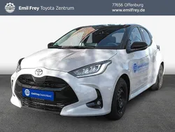 Weiß Gebraucht 2024 Toyota Yaris Hybrid Team Limousine | 21.590 € (Fairer Preis)
