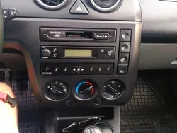 Grau Gebraucht 2004 Ford Fiesta Kleinwagen | 3.600 € (Etwas zu teuer)