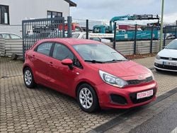 Rot Gebraucht 2014 Kia Rio FIFA World Cup Edition Limousine | 2.999 € (Guter Preis)