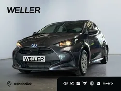 Grau Gebraucht 2022 Toyota Yaris Hybrid Comfort Kleinwagen | 18.450 € (Fairer Preis)