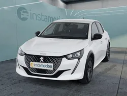 Weiß Gebraucht 2023 Peugeot e-208 Kleinwagen | 23.549 € (Guter Preis)
