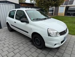 Weiß Gebraucht 2010 Renault Clio II Kleinwagen | 1.950 € (Fairer Preis)