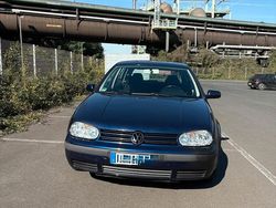 Blau Gebraucht 2001 VW Golf IV Kleinwagen | 750 € (Superpreis)