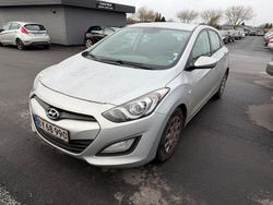 Silber Gebraucht 2015 Hyundai i30 Trend Limousine | 3.000 € (Etwas zu teuer)