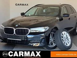 Black sapphire metallic (metallic) Gebraucht 2023 BMW 520 Sport Line Kombi | 32.700 € (Superpreis)