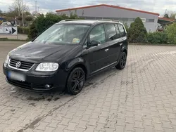 Schwarz Gebraucht 2006 VW Touran Van / Kleinbus | 2.400 € (Fairer Preis)