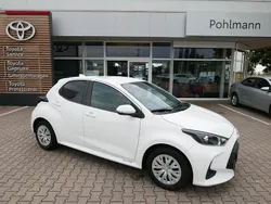 Weiß Gebraucht 2021 Toyota Yaris Comfort Limousine | 13.430 € (Fairer Preis)