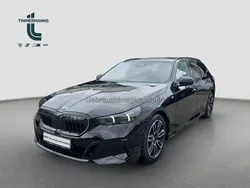 Saphirschwarz (metallic) Gebraucht 2024 BMW 520 Shadowline Kombi | 50.970 € (Superpreis)