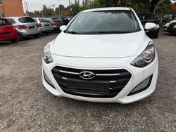 Weiß Gebraucht 2016 Hyundai i30 YES! Gold Limousine | 7.590 € (Guter Preis)