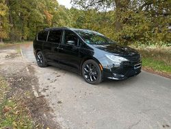 Schwarz Gebraucht 2020 Chrysler Pacifica Limited Van / Kleinbus | 29.000 € (Fairer Preis)