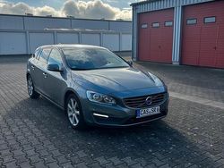 Grau Gebraucht 2015 Volvo V60 Kombi | 8.450 €
