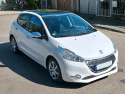 Weiß Gebraucht 2015 Peugeot 208 Active Kleinwagen | 5.850 € (Fairer Preis)