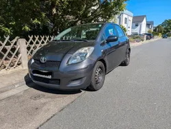 Grau Gebraucht 2010 Toyota Yaris Kleinwagen | 3.900 €