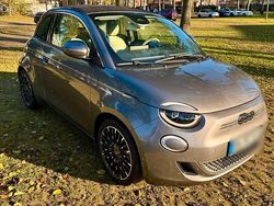 Grau Gebraucht 2022 Fiat 500e La Prima Cabrio | 20.200 € (Fairer Preis)