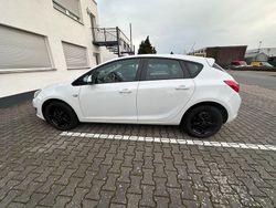 Weiß Gebraucht 2015 Opel Astra Limousine | 6.700 € (Superpreis)