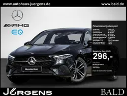 Metalliclack kosmosschwarz Gebraucht 2024 Mercedes A200 Advanced Limousine | 30.690 € (Fairer Preis)