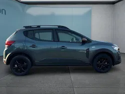 Grün Neu 2025 Dacia Sandero Stepway Kleinwagen | 20.749 € (Etwas zu teuer)