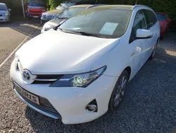 Weiß Gebraucht 2014 Toyota Auris Hybrid Executive Kombi | 13.860 € (Etwas zu teuer)